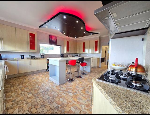8 BEDROOM HOUSE FOR SALE IN BASSONIA